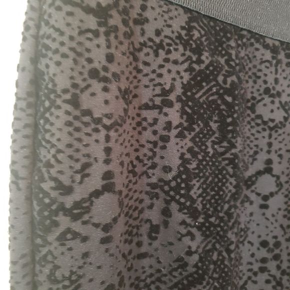 NYGARD SLIMS Womens Flocked Snakeskin Print Straight Leg Stretch Pant Sz Medium - Picture 2 of 8